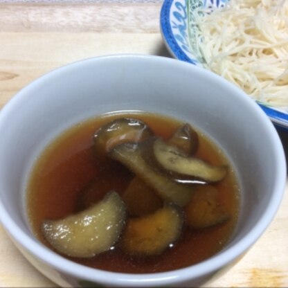 残ってた素麺で作りました。茄子入りの温かいつけ汁も良いですね〜♪とっても美味しかったです(๑>◡<๑)